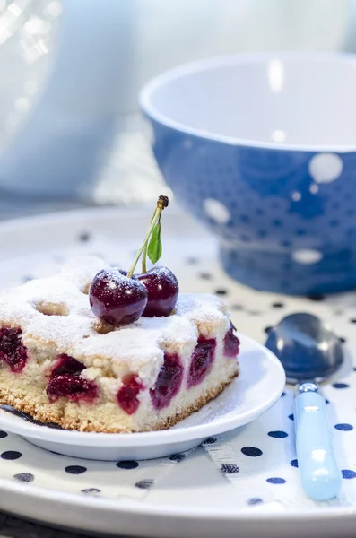 Barres de tarte aux cerises servi bleu tasse à pois — Photo