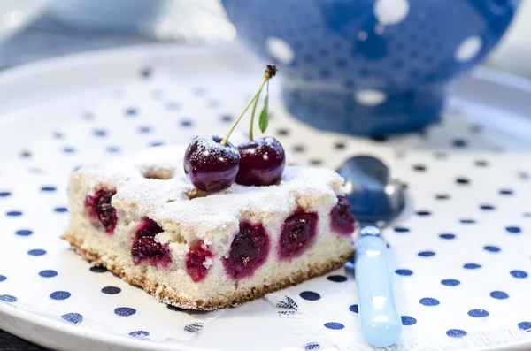 Barras de torta de cereja servido colher de chá azul — Fotografia de Stock