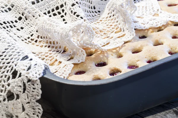 Домашний вишневый пирог. Макро — стоковое фото