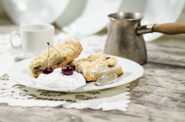 ufalanan kek kiraz ve kahve