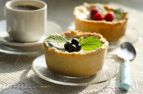 Mini berry tarts with a cup of coffee — Stock Photo, Image