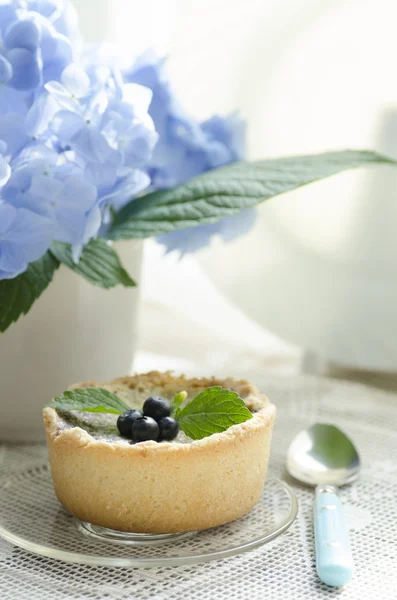 Mini torta de mirtilos com bela flor — Fotografia de Stock