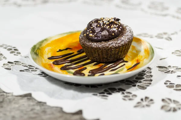 Diet chocolate cupcakes on yellow plate decorated with chocolate — Stock Photo, Image