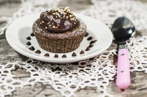 Diet chocolate cupcakes on white plate with pink spoon — Stock Photo, Image