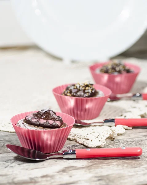 Diet chocolate cupcakes and three spoons. Vertical format — Stock Photo, Image