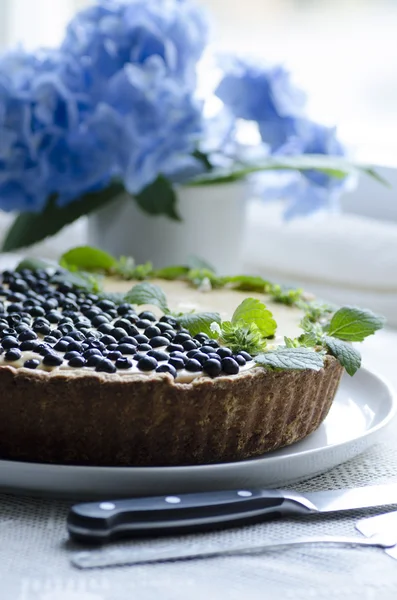 Черничный пирог с мятой и красивым цветком — стоковое фото