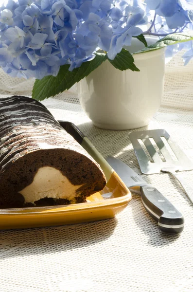 Chocolate cake met munt en bosbessen — Stockfoto