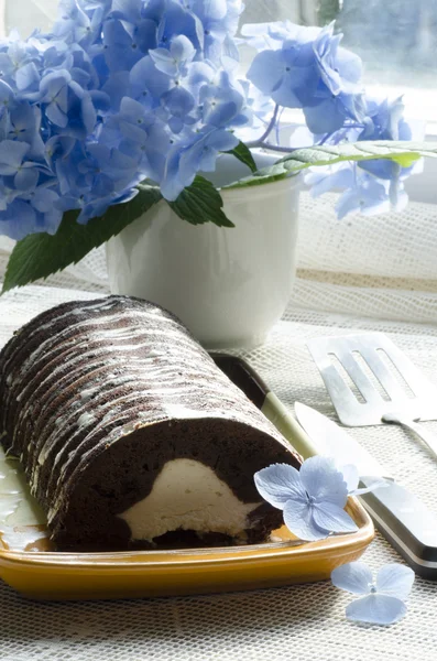 Schokoladenkuchen mit Minze und Blaubeeren, Hortensie — Stockfoto