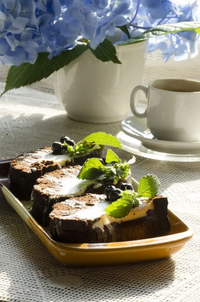 Gâteau au chocolat à la menthe et aux bleuets et capuchon de café — Photo