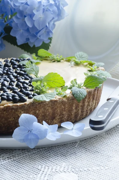 Blueberry pie with mint and hydrangea — Stock Photo, Image