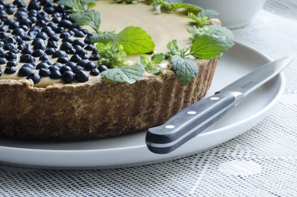 Blaubeerkuchen mit Minze serviert mit Messer — Stockfoto