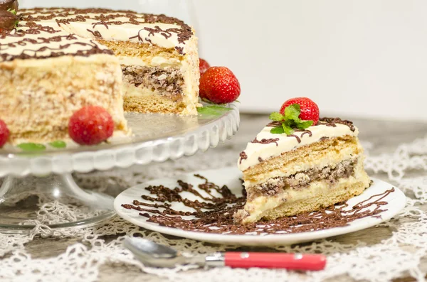 Homemade nutty cake with strawberries and slice of cake — Stock Photo, Image