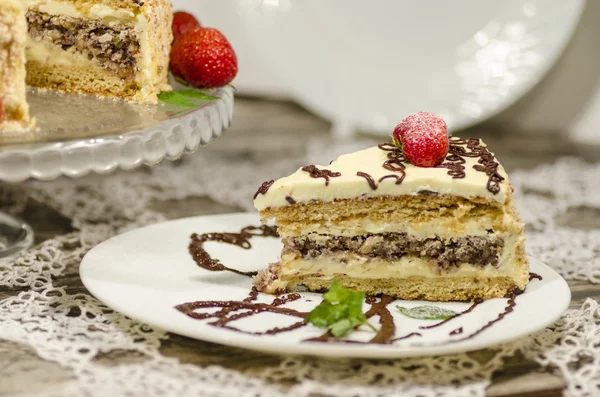 Кусок домашнего орехового торта с клубникой и мятой. Размытый фон — стоковое фото