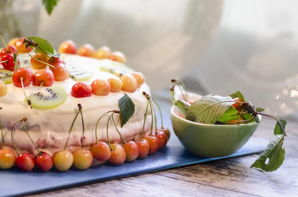 Fågel-cherry mjöl kaka med körsbär, jordgubbar och kiwi — Stockfoto