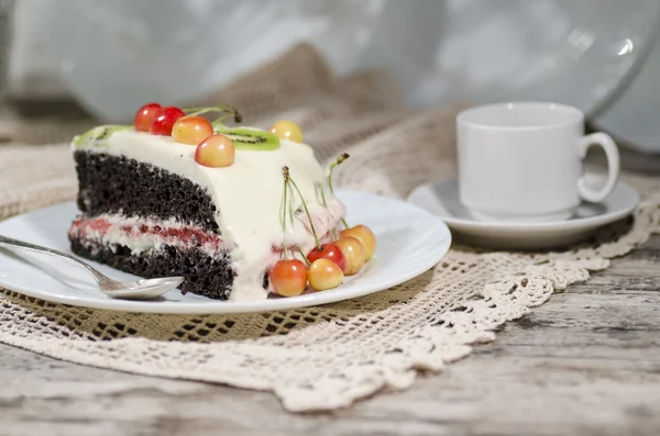 Slice of bird-cherry flour cake with cherries, strawberries and cup of coffee — Stock Photo, Image