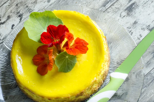 Pumpkin cheesecake decorated with fresh flowers and knife — Stock Photo, Image