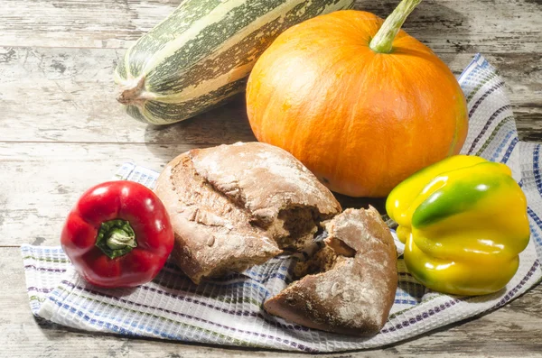Brood en groenten op keuken handdoek — Stockfoto