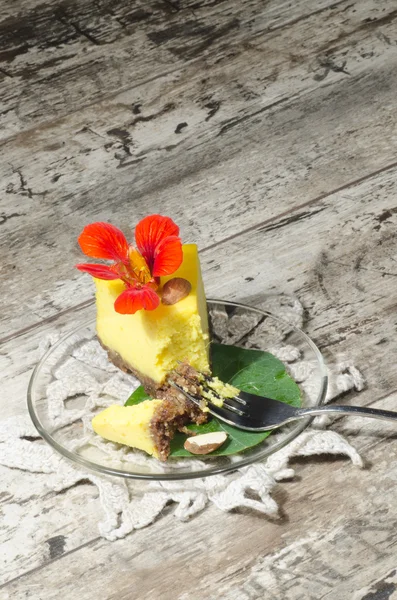 Rebanada de pastel de queso de calabaza servido con tenedor — Foto de Stock