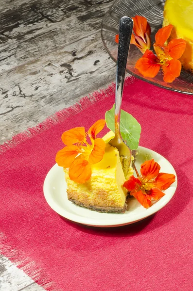 Tranche de gâteau au fromage à la citrouille sur naoking rouge — Photo