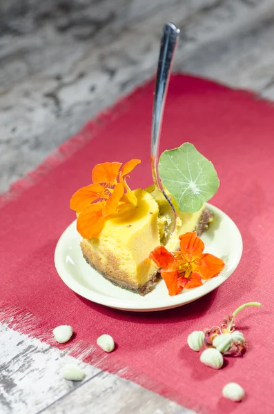 Fatia de cheesecake de abóbora em napking vermelho, fundo azul — Fotografia de Stock