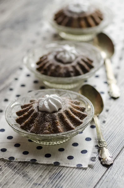 Τρεις κολοκύθας muffins σε χαρτοπετσέτα με πόλκα τελείες, θολή φόντο — Φωτογραφία Αρχείου