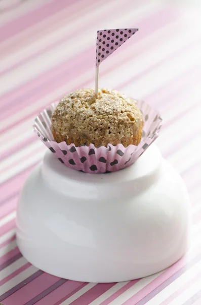 Pompoen cupcake op witte kop — Stockfoto