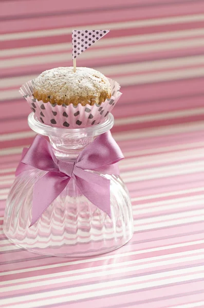 Гарбузовий кекс на скляній чашці, декорований атласною шовковою банкою — стокове фото