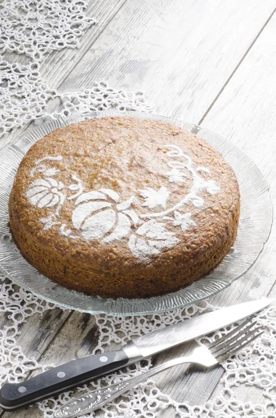 Gâteau à la citrouille sur plaque de verre et serviette en dentelle — Photo