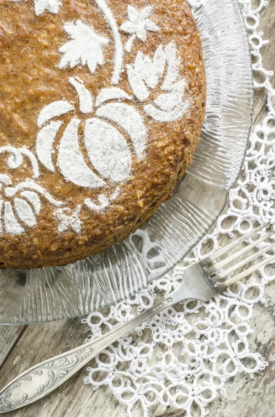 Bolo de abóbora na mesa de madeira — Fotografia de Stock