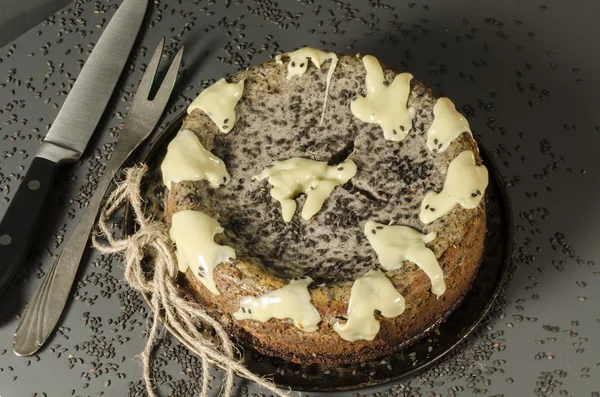 Käsekuchen mit schwarzem Sesam zu Halloween — Stockfoto