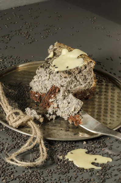 할로윈에 검은 참 깨와 치즈 케이크 — 스톡 사진