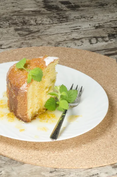 Торт из кукурузной муки на тарелке — стоковое фото