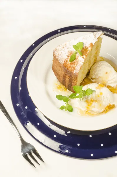 Un gâteau à base de farine de maïs sur assiette — Photo