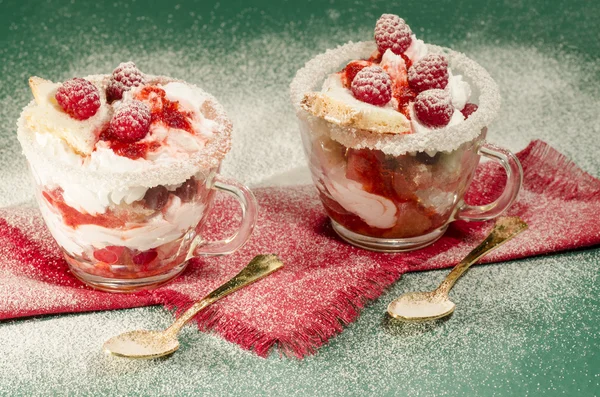 Різдвяний десерт в келиху з прикрасою — стокове фото