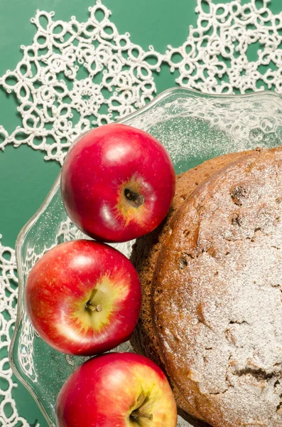 Tarta de ron con pasas de manzana para la mesa de Navidad. Macro, imagen vertical —  Fotos de Stock