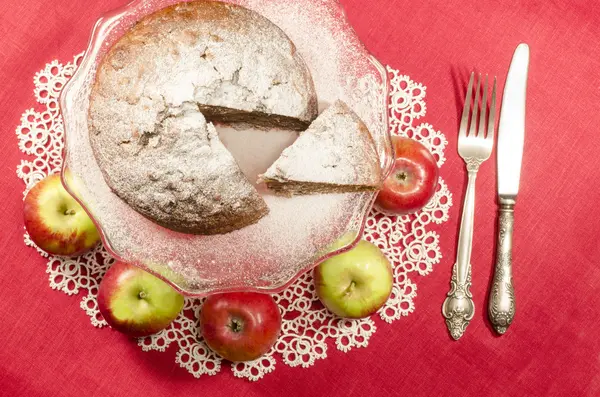 Gâteau de rhum aux pommes et raisins secs pour table de Noël — Photo