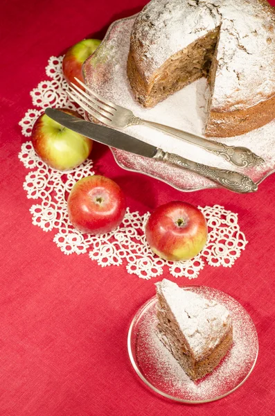 Apfelmus-Rosinen-Rum-Kuchen für Weihnachtstisch, verschwommener Hintergrund — Stockfoto