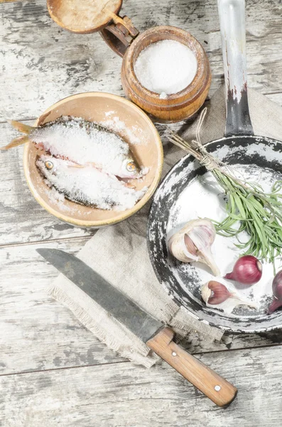 Dos cucarachas de pescado en tazón de cerámica con sal . —  Fotos de Stock