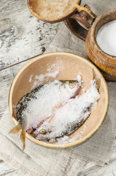 Two roaches fish in ceramic bowl with salt. — Stock Photo, Image