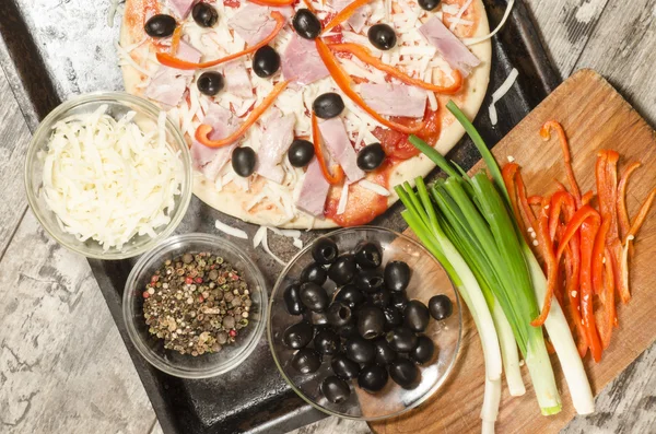 Homemade pizza on baking tray and Ingredients for cooking — Stock Photo, Image