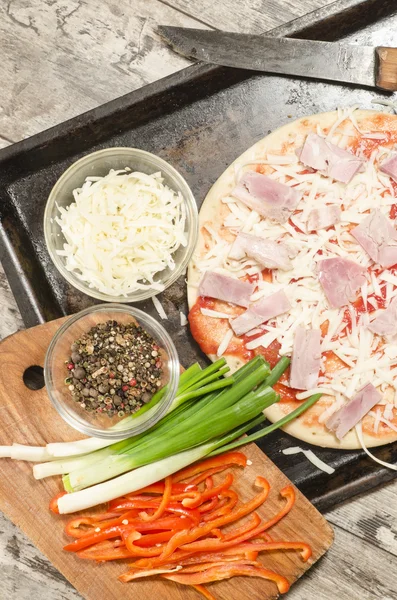Homemade pizza on baking tray and Ingredients for cooking — Stock Photo, Image