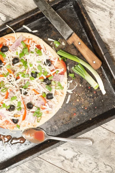 Homemade pizza on baking tray and Ingredients for cooking — Stock Photo, Image