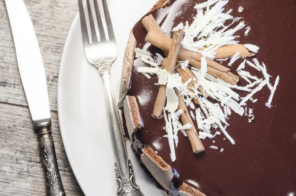 French chocolate cake covered with mirror chocolate icing. Macro — Stock Photo, Image