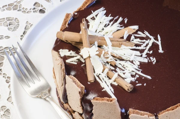 French chocolate cake covered with mirror chocolate icing. Macro — Stock Photo, Image