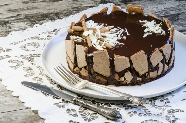 Französischer Schokoladenkuchen mit Spiegelschokolade überzogen — Stockfoto