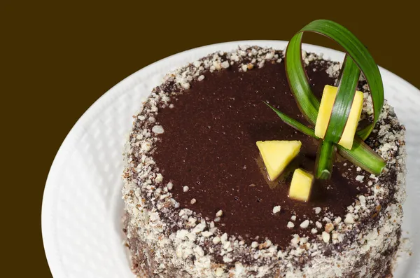 Franse chocoladecake, bedekt met spiegel chocolade slagroom — Stockfoto