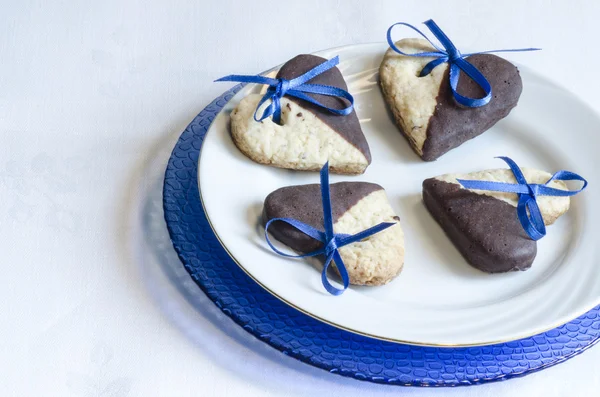 Cookies in shape of heart on plate. — Stock Photo, Image