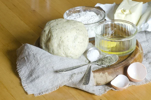 Ingrediënten voor het deeg: eieren, meel, boter, zout — Stockfoto