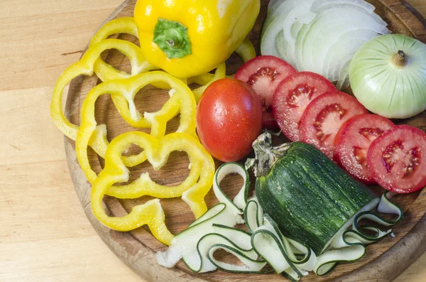 Fresh cutting vegetables on a wooden board. — Stock Photo, Image