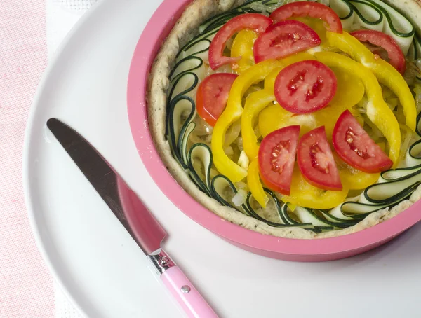 Processus de cuisson d'une tarte aux légumes . — Photo